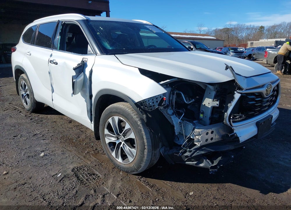 2022 TOYOTA HIGHLANDER XLE VIN: 5TDGZRBH6NS596795