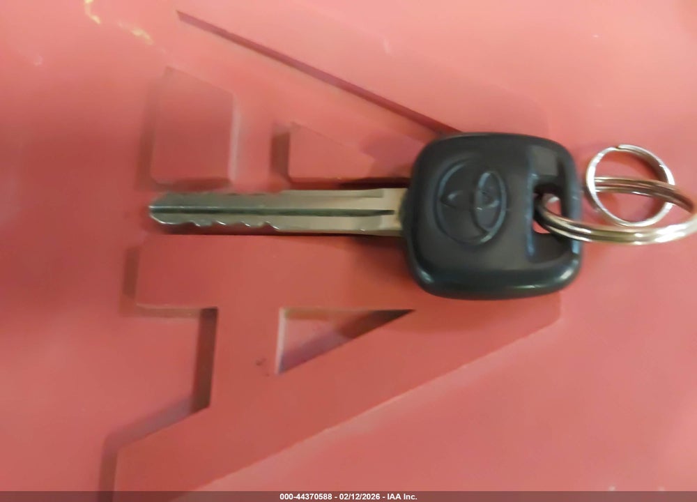 2005 TOYOTA RAV4 VIN: JTEGD20V050082860