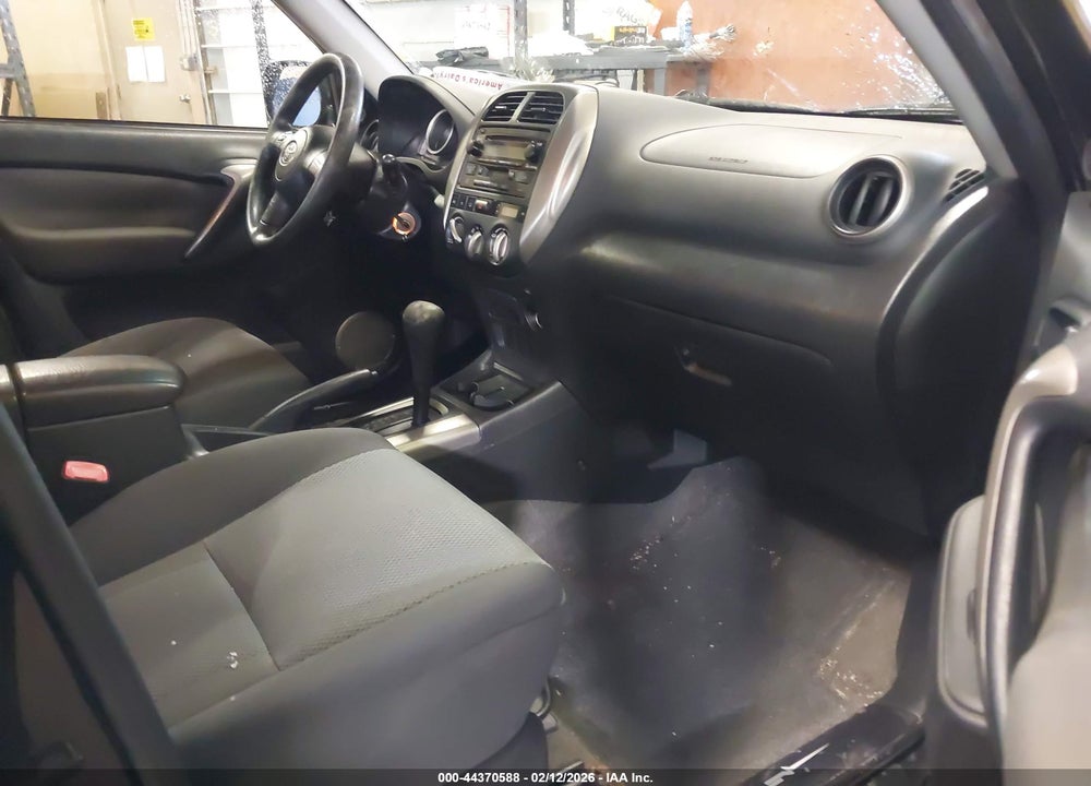 2005 TOYOTA RAV4 VIN: JTEGD20V050082860