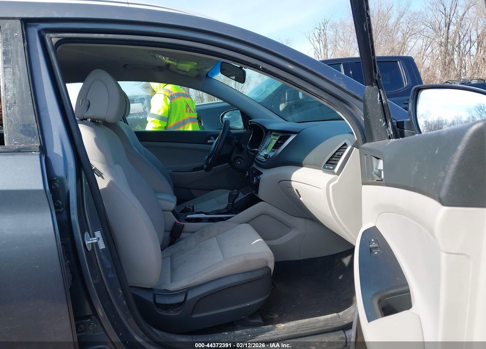 2017 HYUNDAI TUCSON SE VIN: KM8J3CA49HU385217
