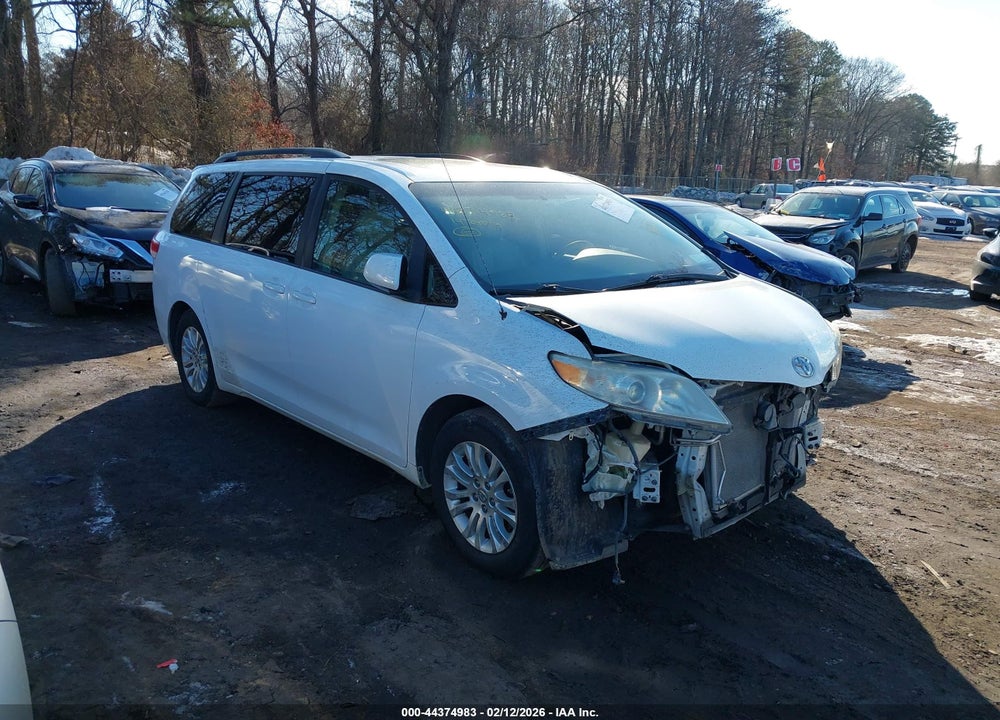 2014 TOYOTA SIENNA XLE V6 8 PASSENGER VIN: 5TDYK3DC3ES525254