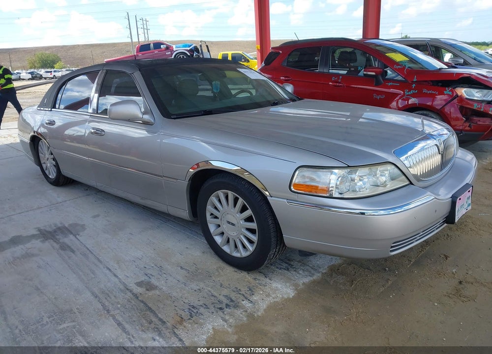 2003 LINCOLN TOWN CAR SIGNATURE VIN: 1LNHM82W43Y618155
