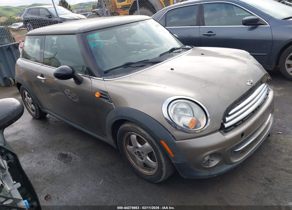 2011 MINI COOPER VIN: WMWSU3C54BT183567