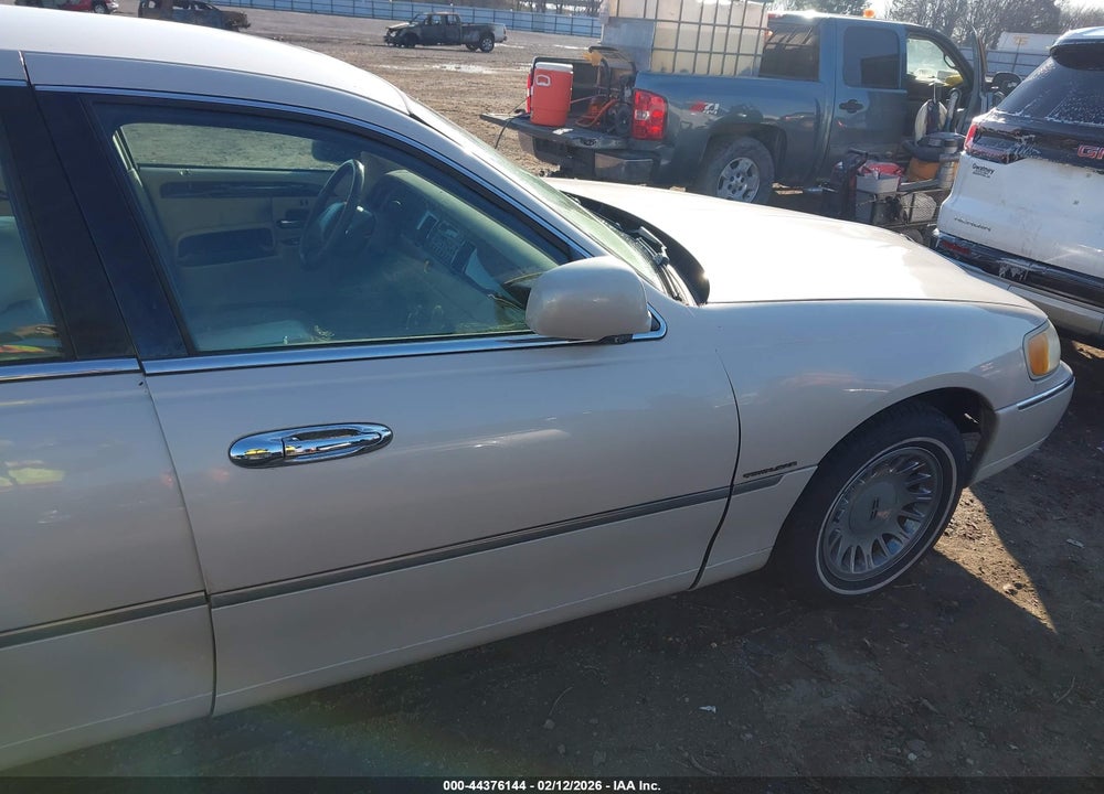 2001 LINCOLN TOWN CAR CARTIER VIN: 1LNHM83W81Y706833
