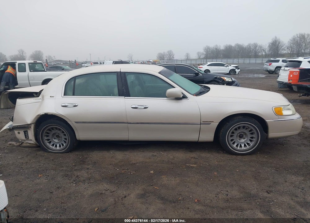 2001 LINCOLN TOWN CAR CARTIER VIN: 1LNHM83W81Y706833
