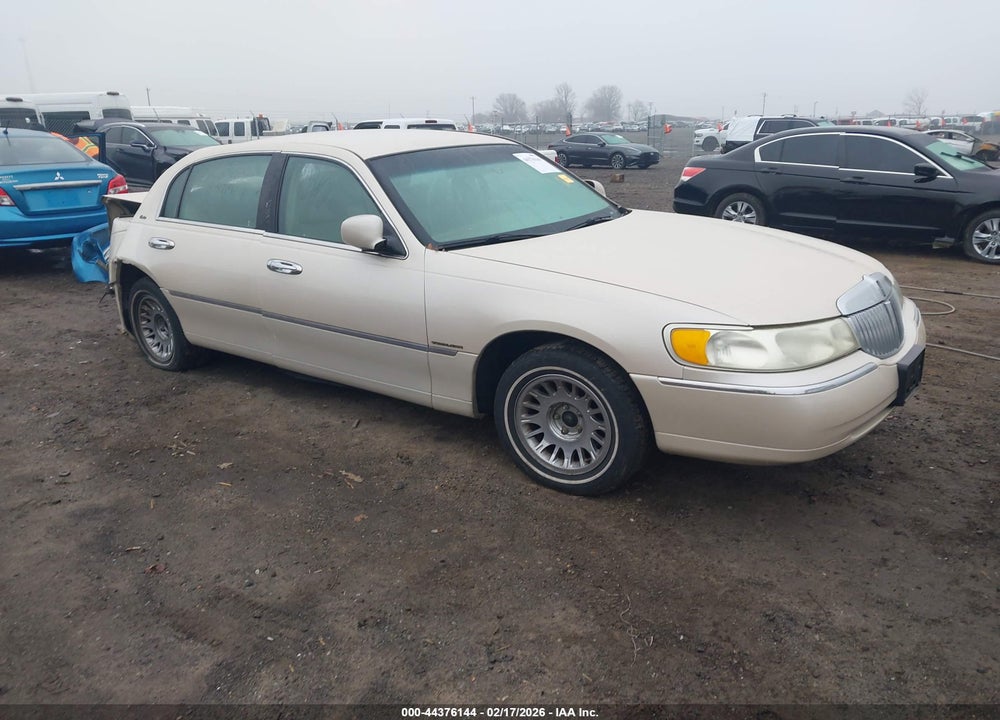 2001 LINCOLN TOWN CAR CARTIER VIN: 1LNHM83W81Y706833