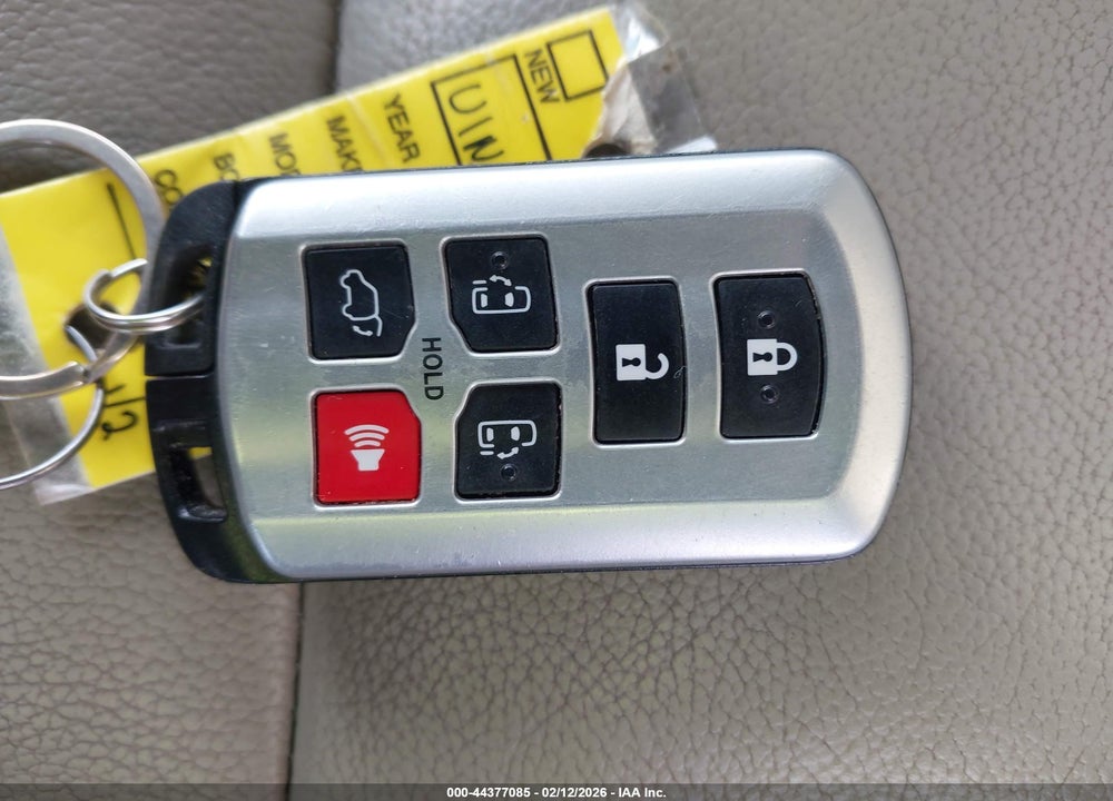2015 TOYOTA SIENNA XLE 8 PASSENGER VIN: 5TDYK3DC2FS638694
