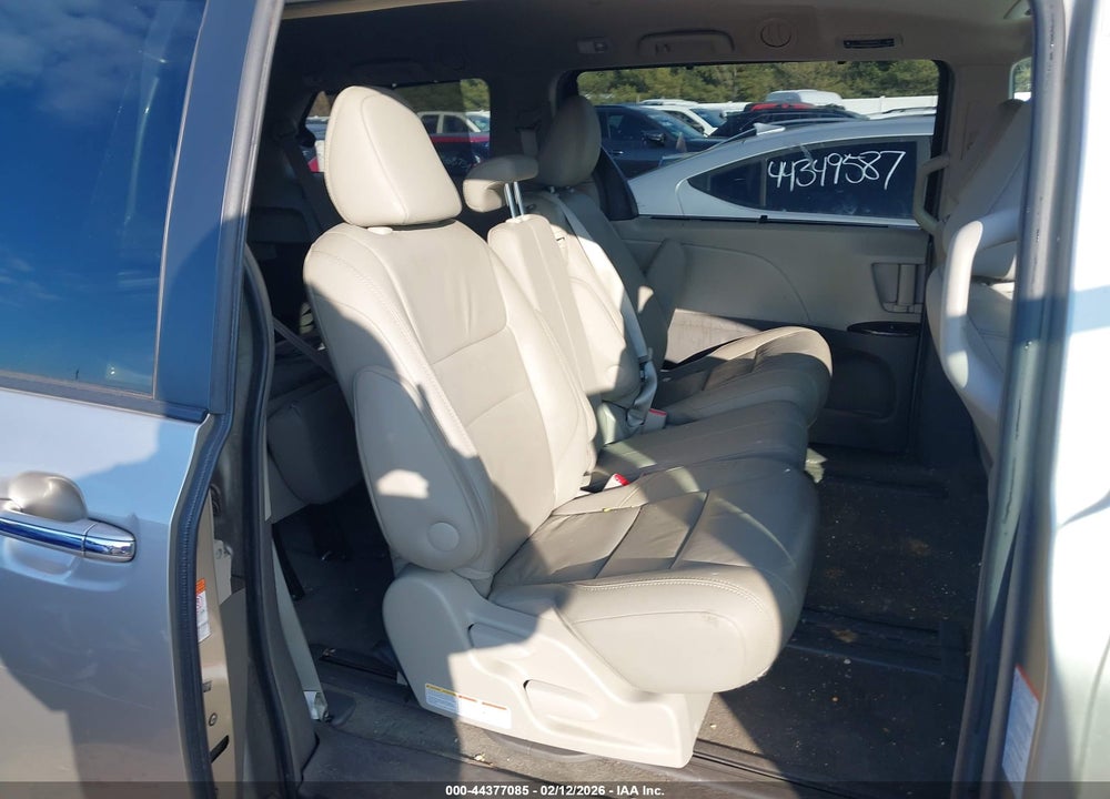 2015 TOYOTA SIENNA XLE 8 PASSENGER VIN: 5TDYK3DC2FS638694