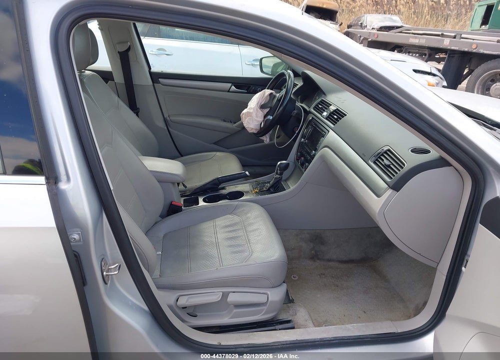2015 VOLKSWAGEN PASSAT 2.0L TDI SE VIN: 1VWBV7A38FC090286
