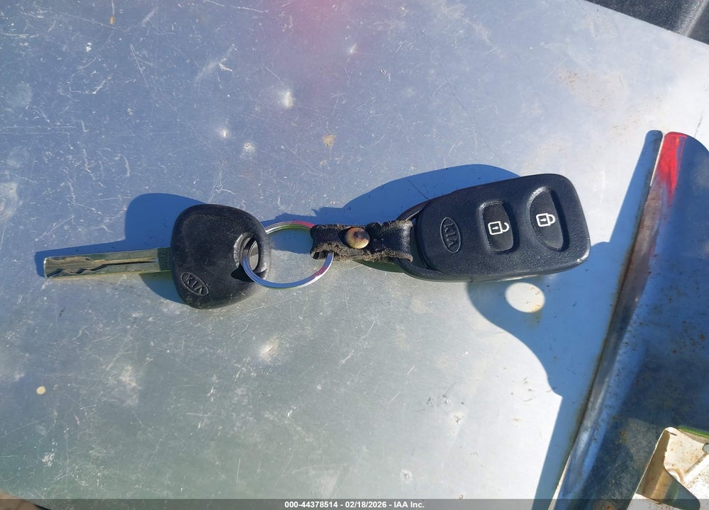 2013 KIA SORENTO LX VIN: 5XYKT3A14DG371705
