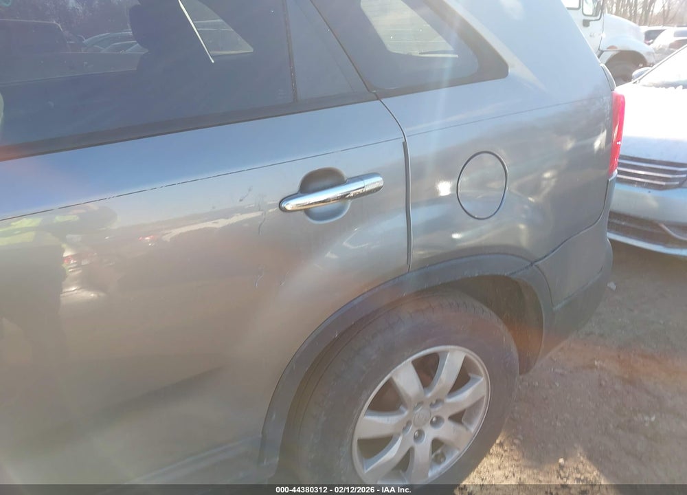 2013 KIA SORENTO LX VIN: 5XYKT3A63DG417911