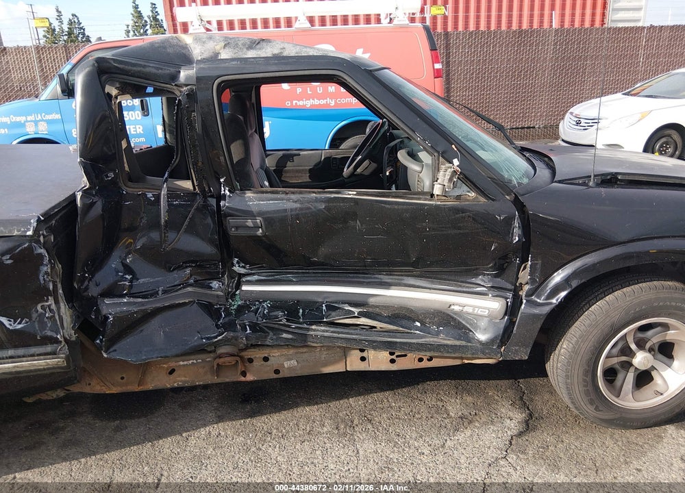 2001 CHEVROLET S-10 LS VIN: 1GCCS195218145782