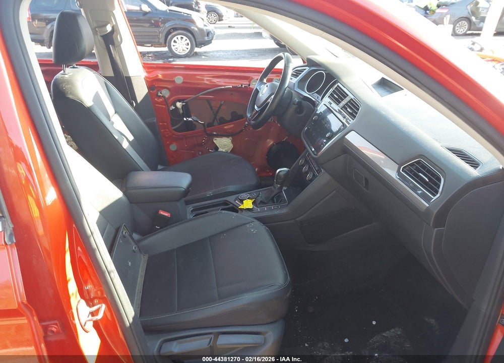 2018 VOLKSWAGEN TIGUAN VIN: 3VV2B7AX5JM184813
