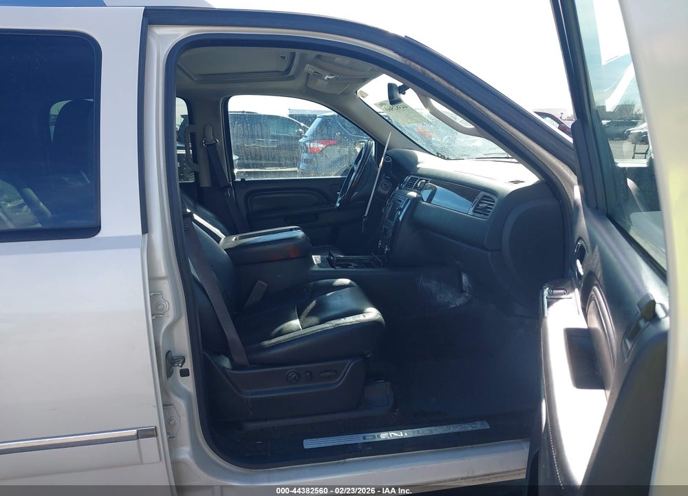 2011 GMC YUKON XL 1500 DENALI VIN: 1GKS2MEF8BR361812