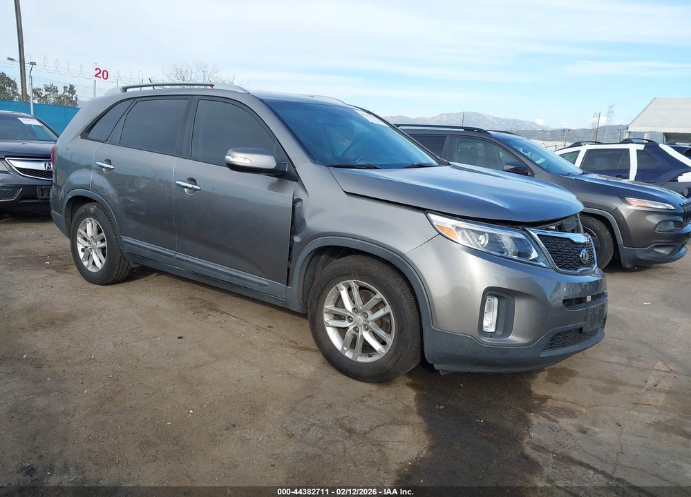 2015 KIA SORENTO LX VIN: 5XYKT3A61FG550914