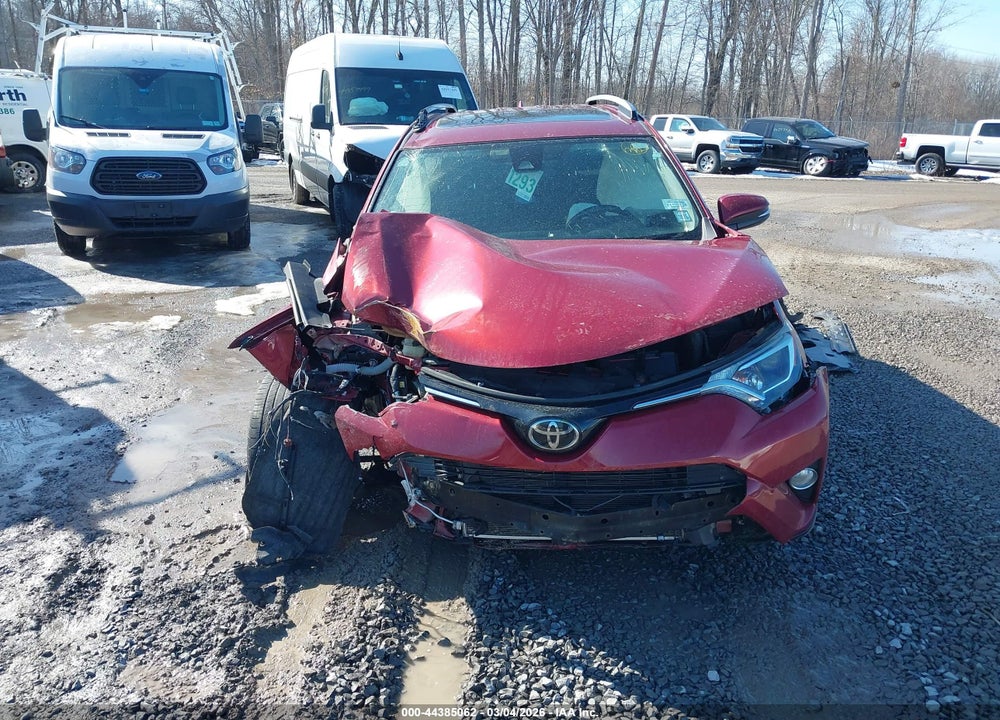 2018 TOYOTA RAV4 XLE VIN: JTMRFREV1JD256527