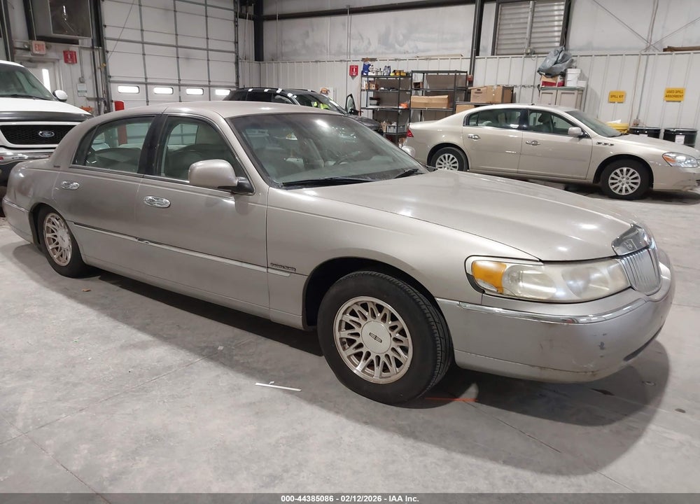 1999 LINCOLN TOWN CAR SIGNATURE VIN: 1LNHM82W4XY663084