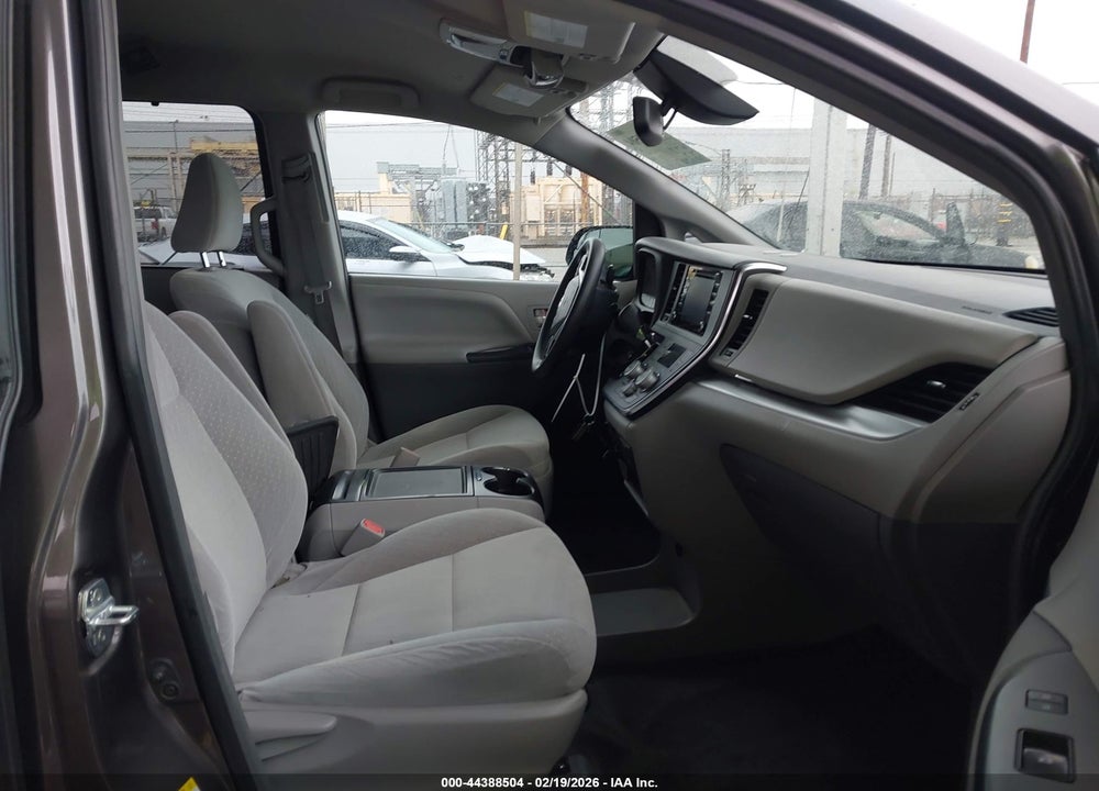 2019 TOYOTA SIENNA LE 8 PASSENGER VIN: 5TDKZ3DC5KS966574