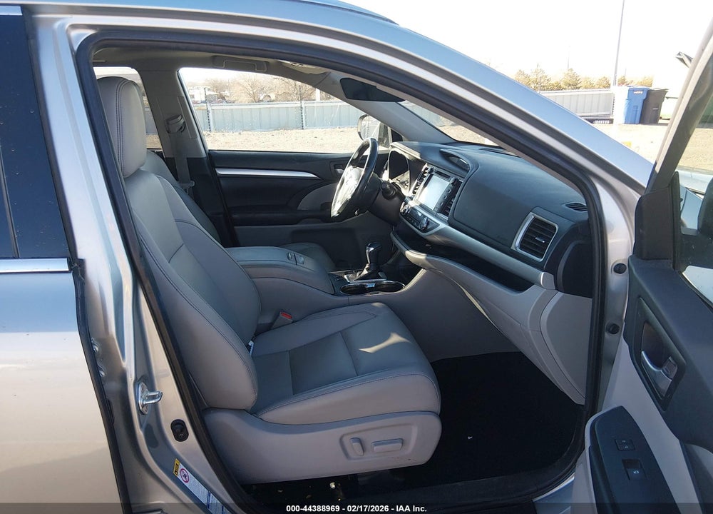 2019 TOYOTA HIGHLANDER XLE VIN: 5TDJZRFH6KS573948