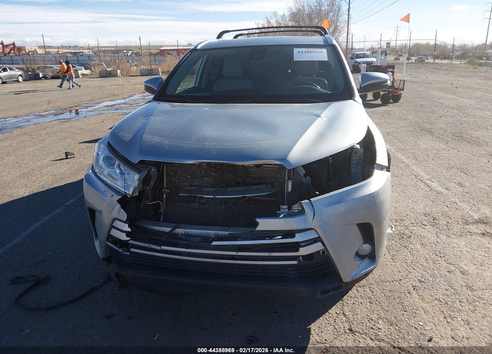 2019 TOYOTA HIGHLANDER XLE VIN: 5TDJZRFH6KS573948