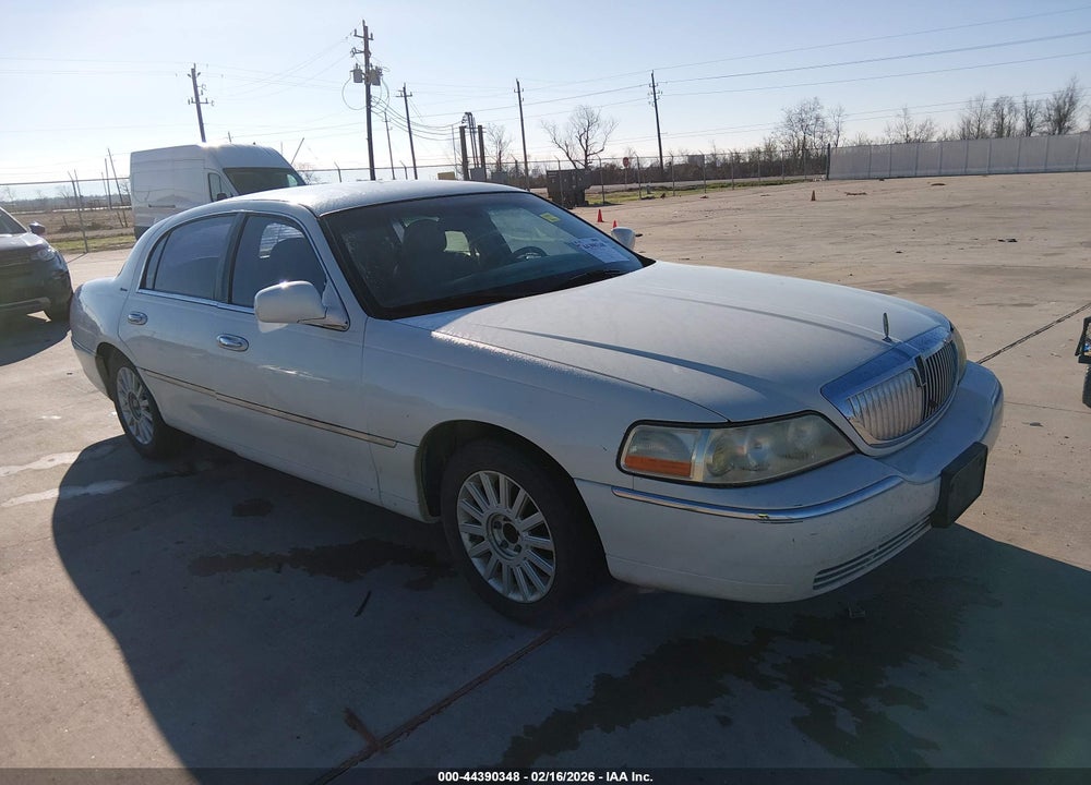 2005 LINCOLN TOWN CAR SIGNATURE VIN: 1LNHM81W45Y611839
