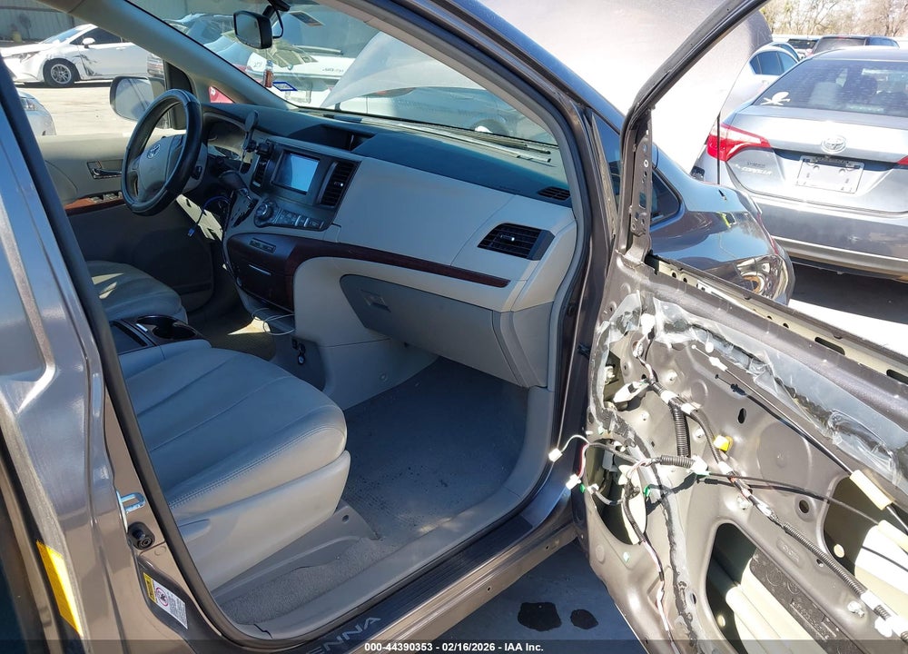 2011 TOYOTA SIENNA XLE VIN: 5TDYK3DCXBS025619