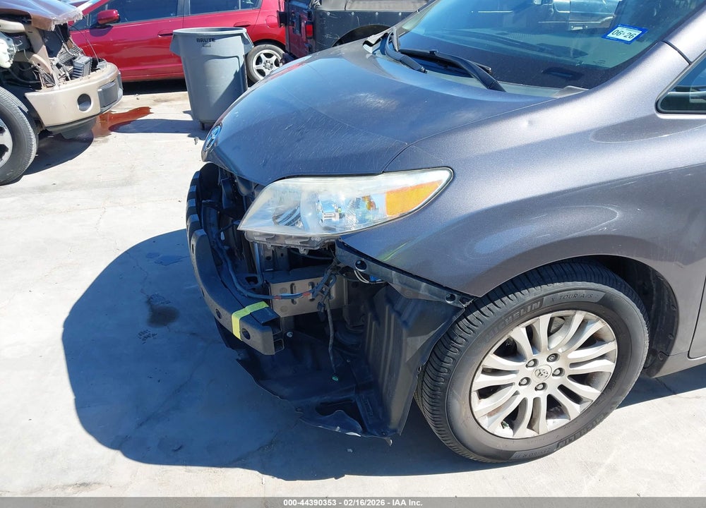 2011 TOYOTA SIENNA XLE VIN: 5TDYK3DCXBS025619