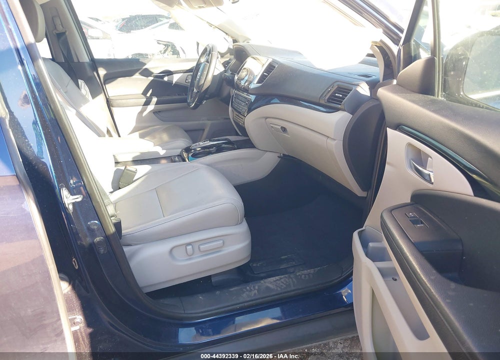 2018 HONDA PILOT TOURING VIN: 5FNYF6H92JB039182