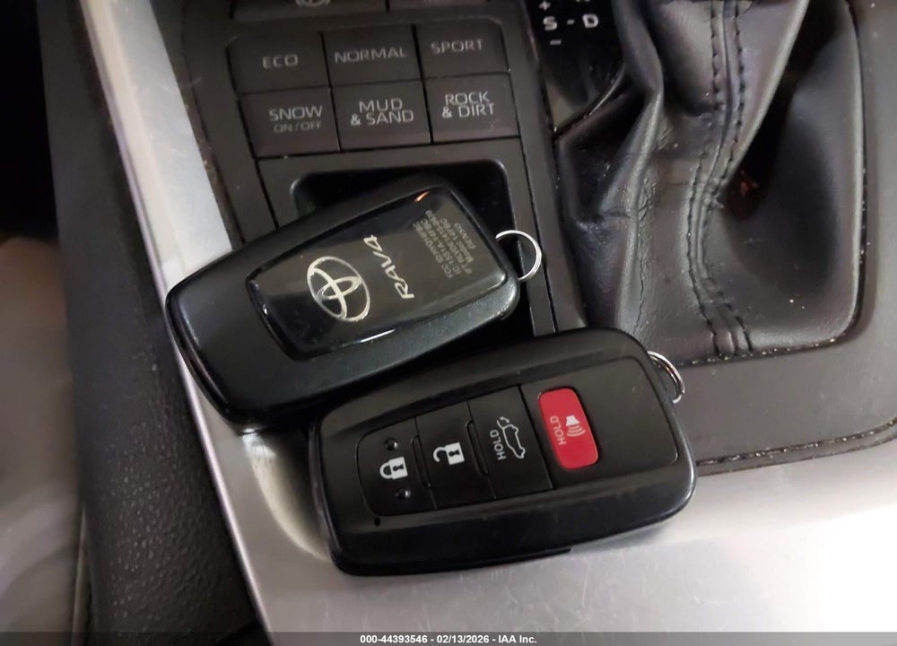 2019 TOYOTA RAV4 XLE PREMIUM VIN: JTMA1RFV3KJ024525
