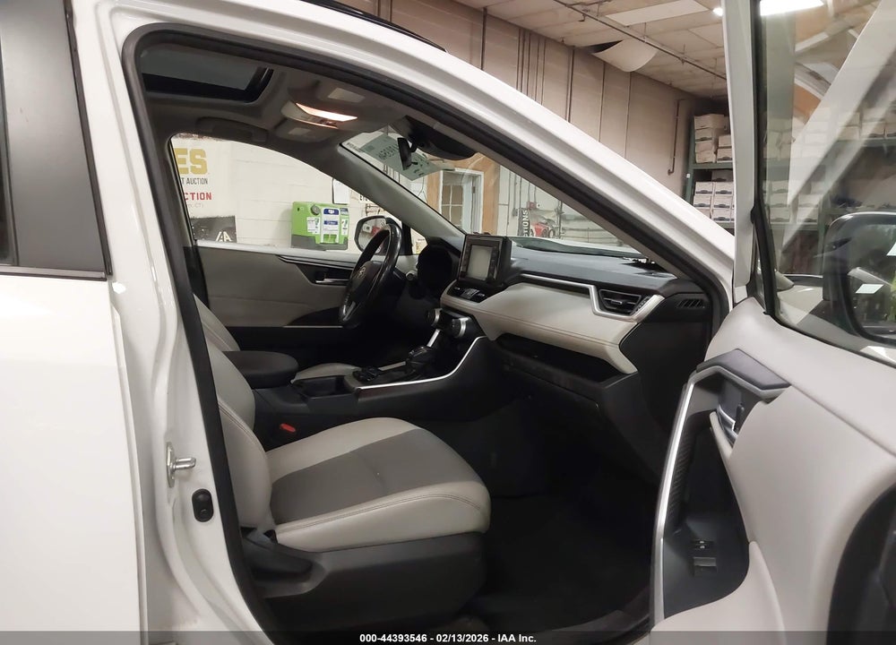 2019 TOYOTA RAV4 XLE PREMIUM VIN: JTMA1RFV3KJ024525