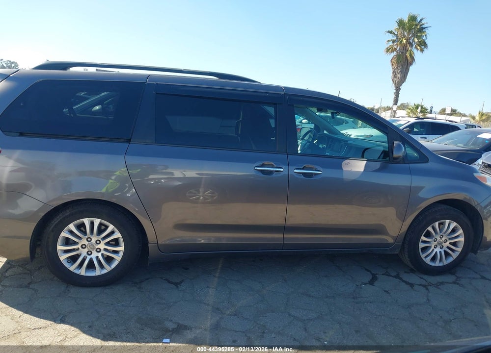 2017 TOYOTA SIENNA XLE 8 PASSENGER VIN: 5TDYZ3DC4HS784965