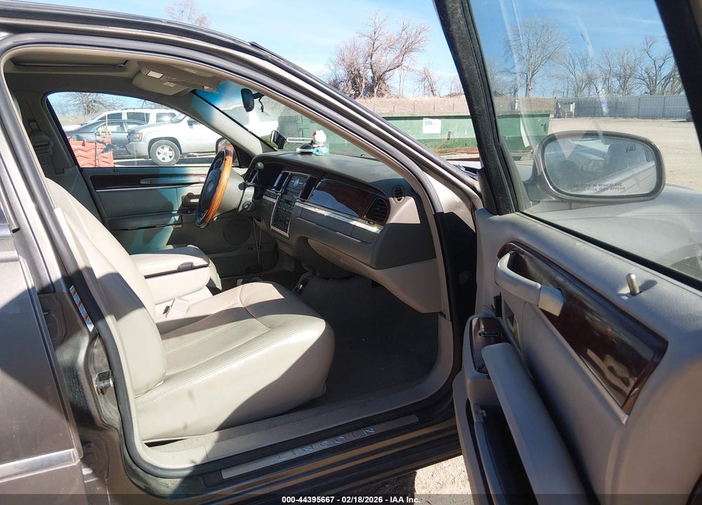 2004 LINCOLN TOWN CAR ULTIMATE VIN: 1LNHM83W64Y652887