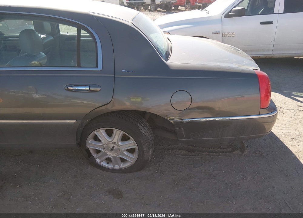 2004 LINCOLN TOWN CAR ULTIMATE VIN: 1LNHM83W64Y652887