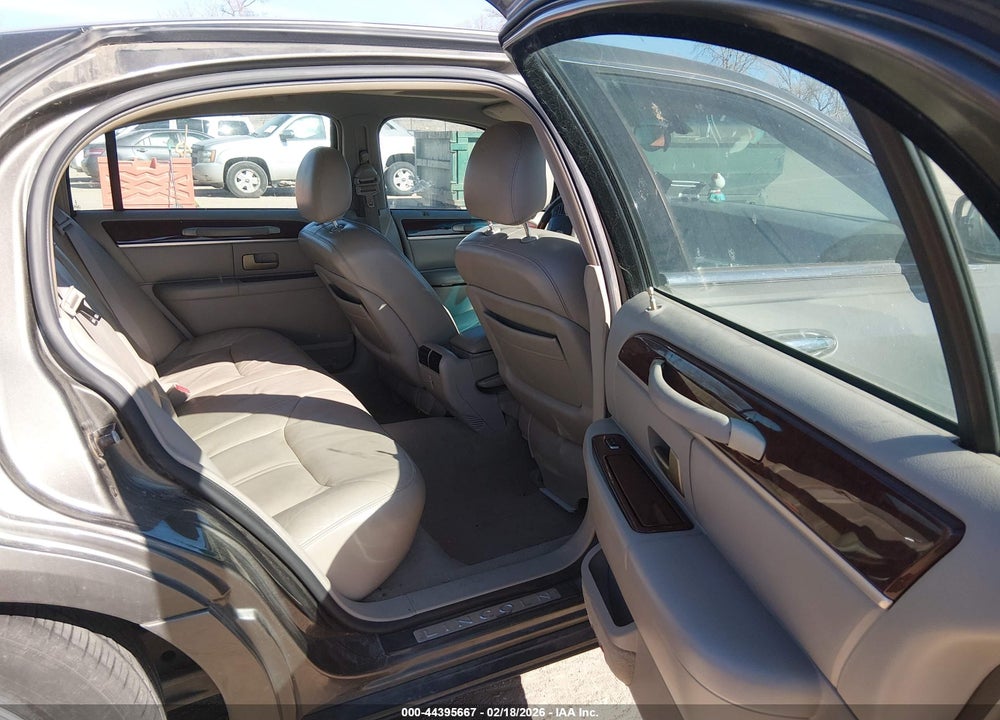 2004 LINCOLN TOWN CAR ULTIMATE VIN: 1LNHM83W64Y652887