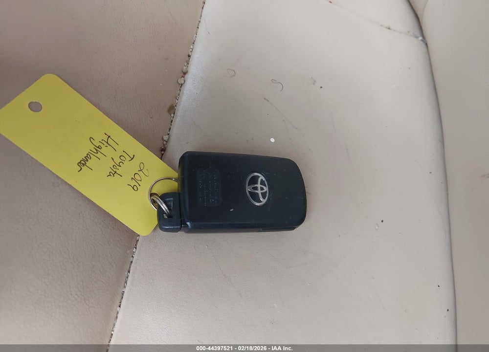 2019 TOYOTA HIGHLANDER XLE VIN: 5TDKZRFH4KS317800