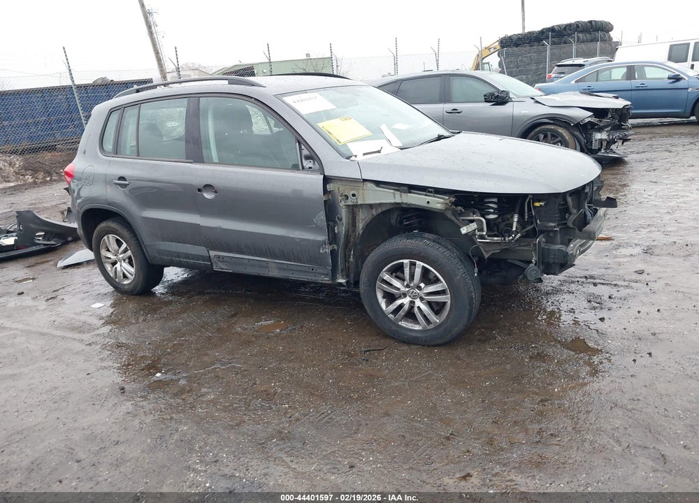 2016 VOLKSWAGEN TIGUAN S VIN: WVGAV7AX7GW611382