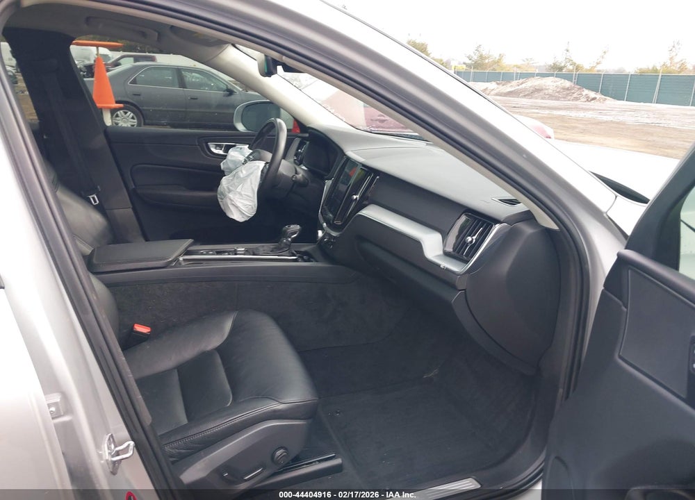 2018 VOLVO XC60 T6 MOMENTUM VIN: LYVA22RKXJB110315