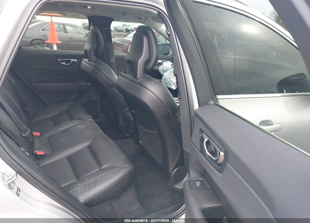 2018 VOLVO XC60 T6 MOMENTUM VIN: LYVA22RKXJB110315