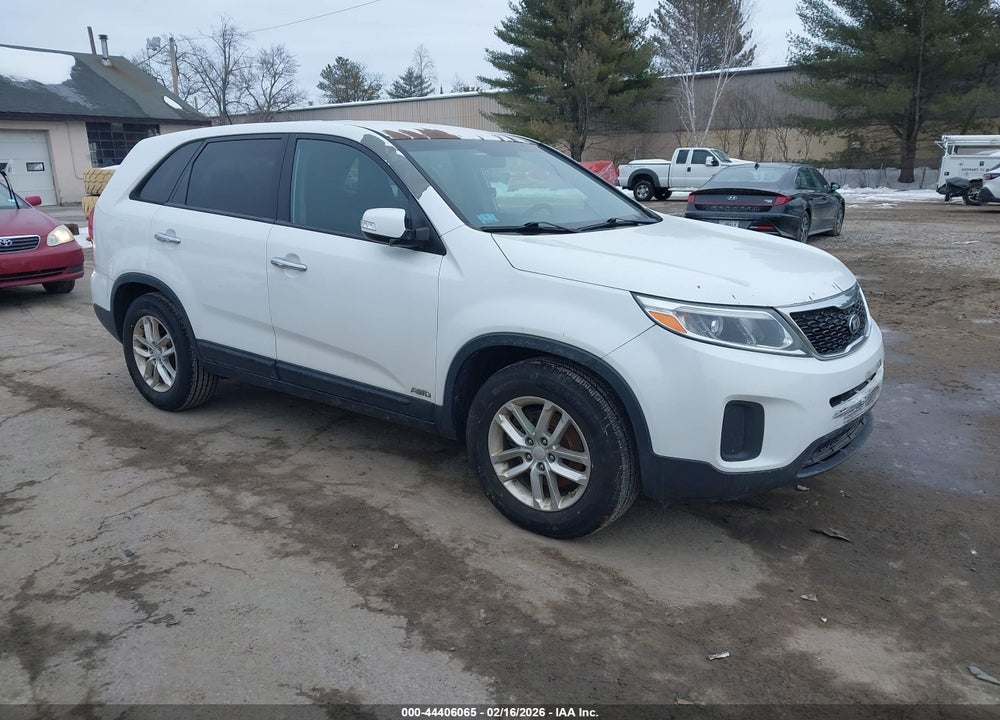 2015 KIA SORENTO LX VIN: 5XYKTCA62FG604432
