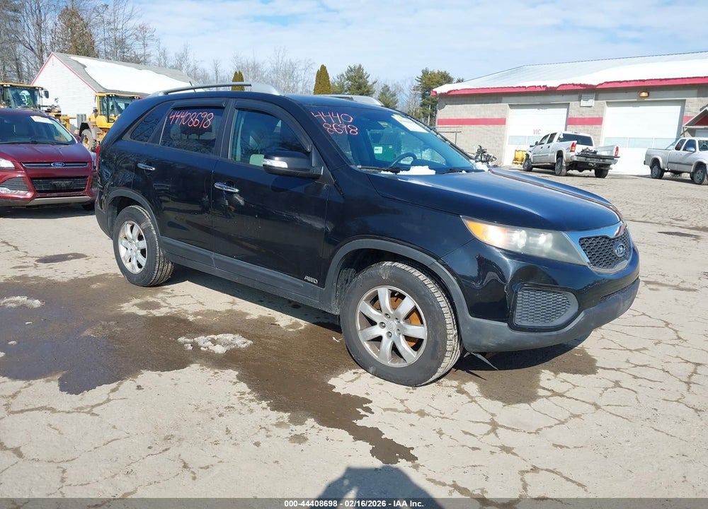 2011 KIA SORENTO LX V6 VIN: 5XYKTDA22BG123383