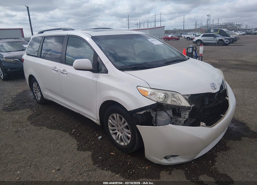 2017 TOYOTA SIENNA XLE 8 PASSENGER VIN: 5TDYZ3DC1HS869410