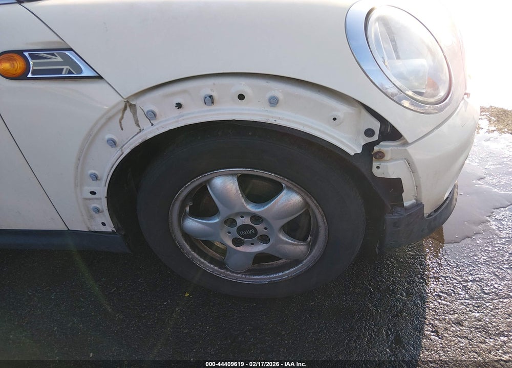 2011 MINI COOPER VIN: WMWSU3C56BT097967