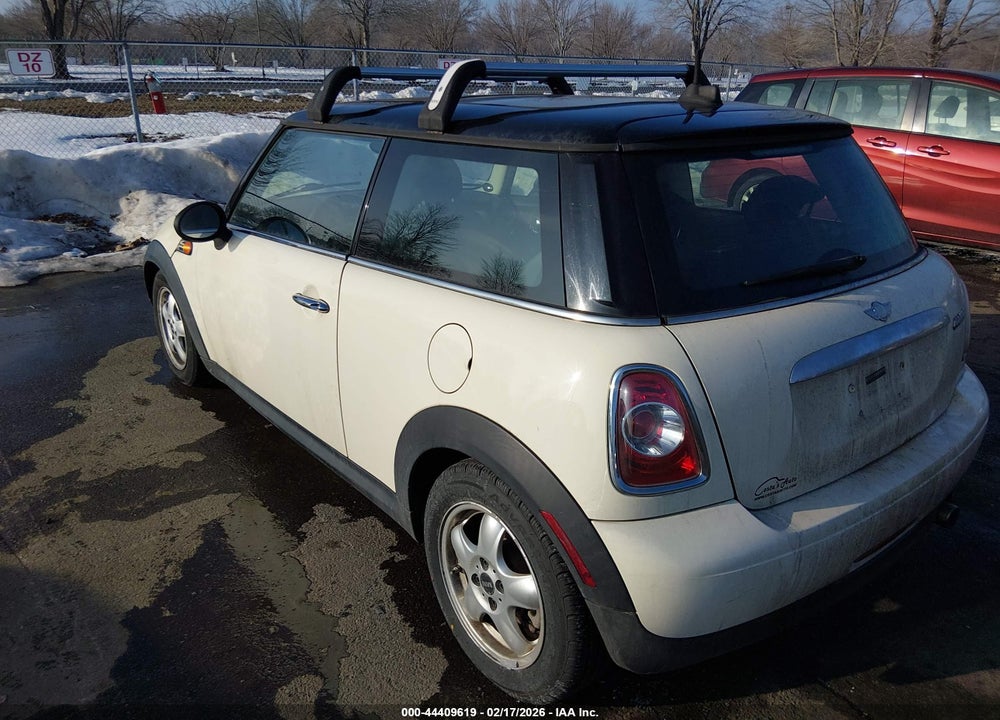 2011 MINI COOPER VIN: WMWSU3C56BT097967