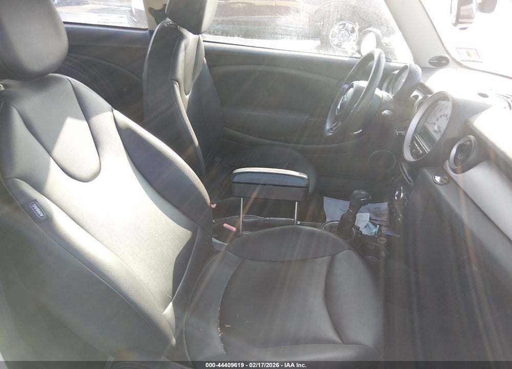 2011 MINI COOPER VIN: WMWSU3C56BT097967