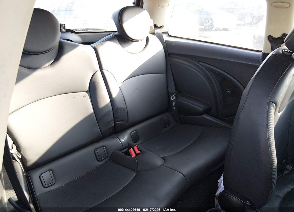 2011 MINI COOPER VIN: WMWSU3C56BT097967