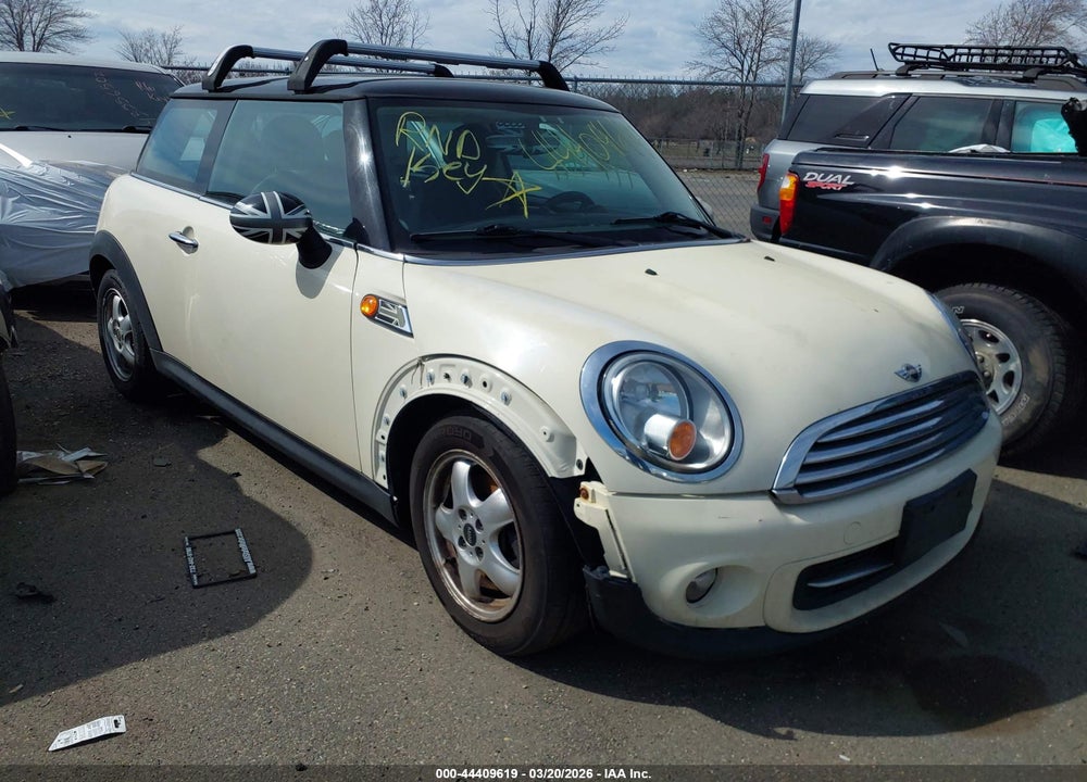 2011 MINI COOPER VIN: WMWSU3C56BT097967