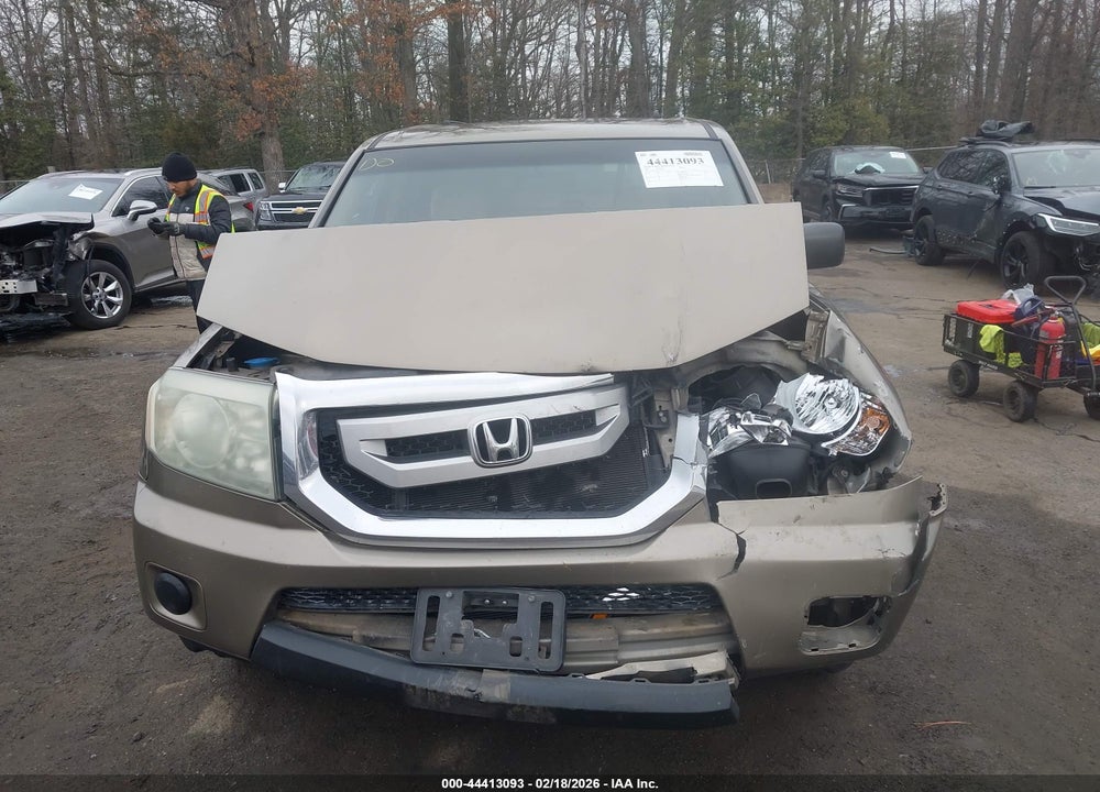 2011 HONDA PILOT LX VIN: 5FNYF4H21BB061909