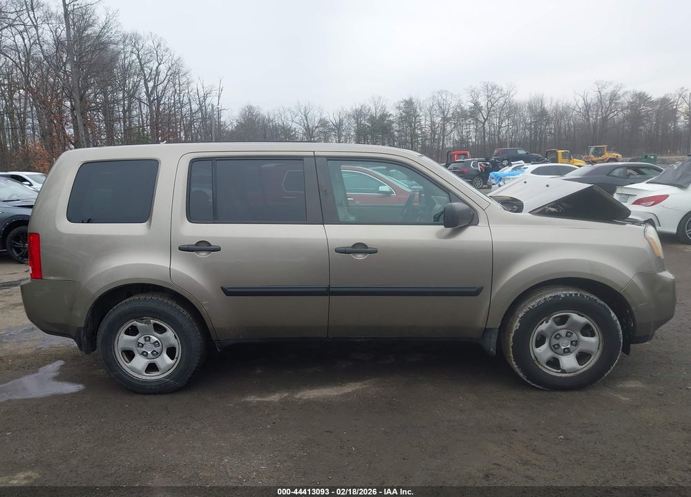 2011 HONDA PILOT LX VIN: 5FNYF4H21BB061909