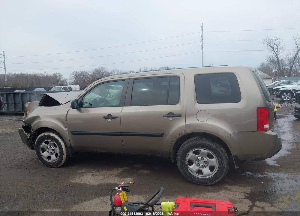 2011 HONDA PILOT LX VIN: 5FNYF4H21BB061909