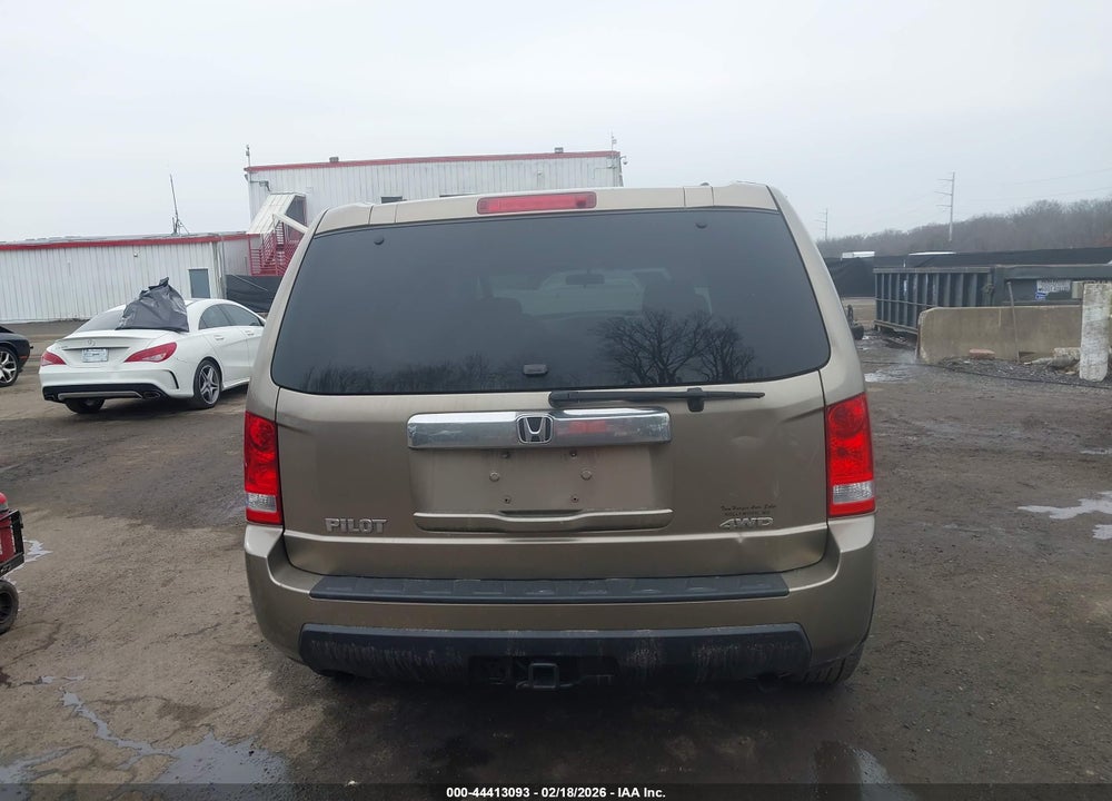 2011 HONDA PILOT LX VIN: 5FNYF4H21BB061909